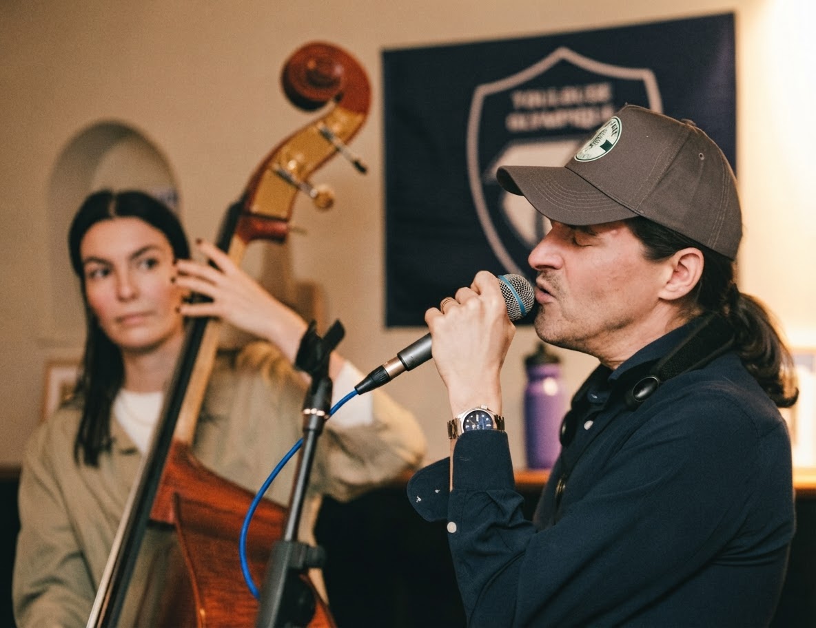 Le chanteur et la contrebassiste de Simple Zzaj’ en concert